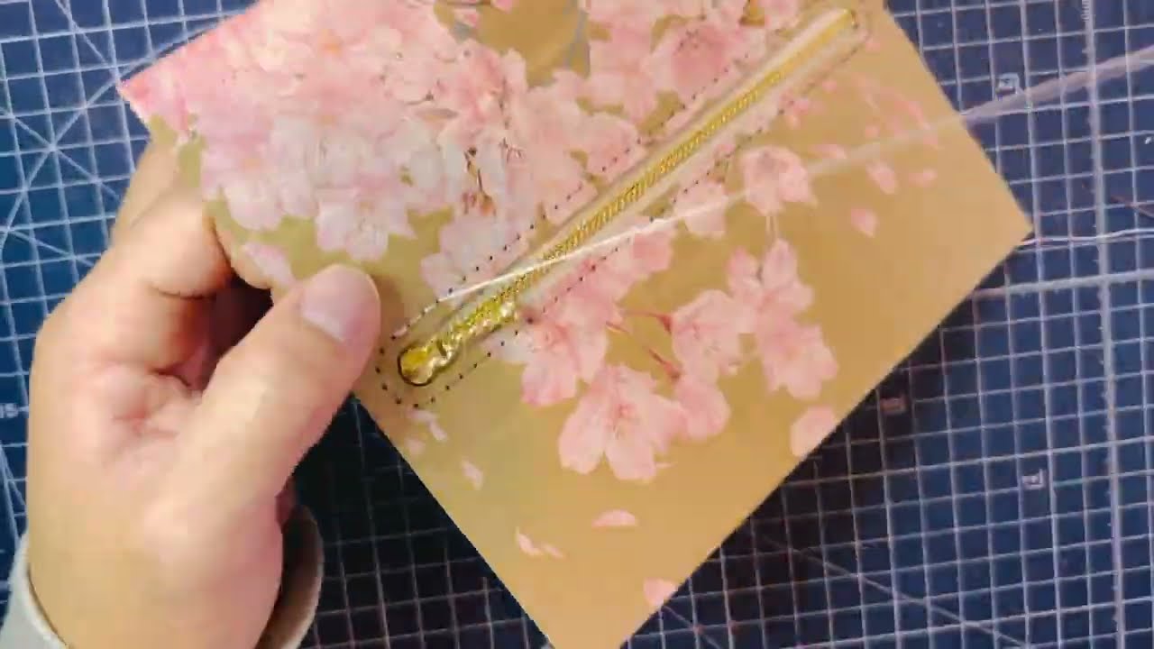 【紙袋のリメイク？！】スタバの紙袋が捨てられなくて、たまってきたから切り抜いて作ってみました？！