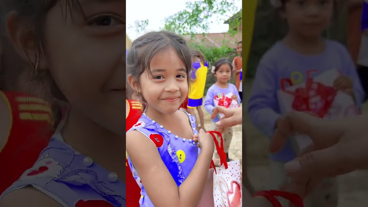 ម៉ាក់ លីកា ទិញកាដូចែកឲ្យកូនក្មេងៗ  😍