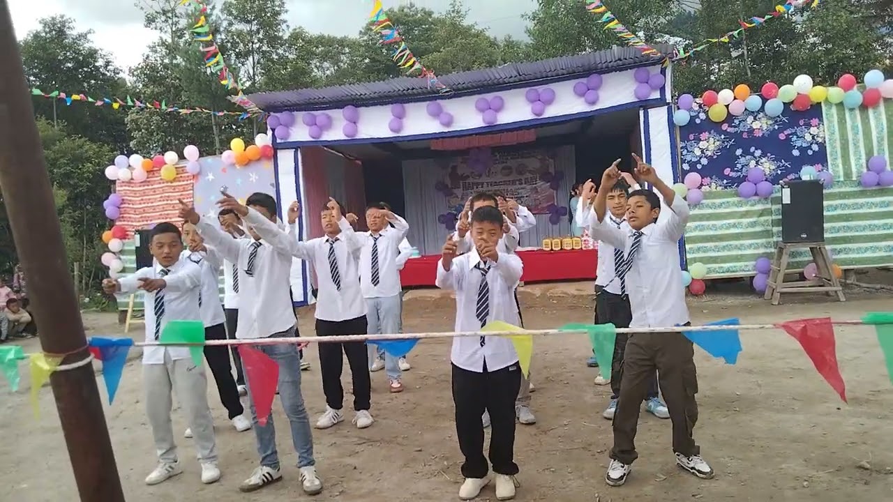 गुरुपूर्णिमाको अवसरमा आयोजित कार्यक्रममा भाइहरूको नृत्य 