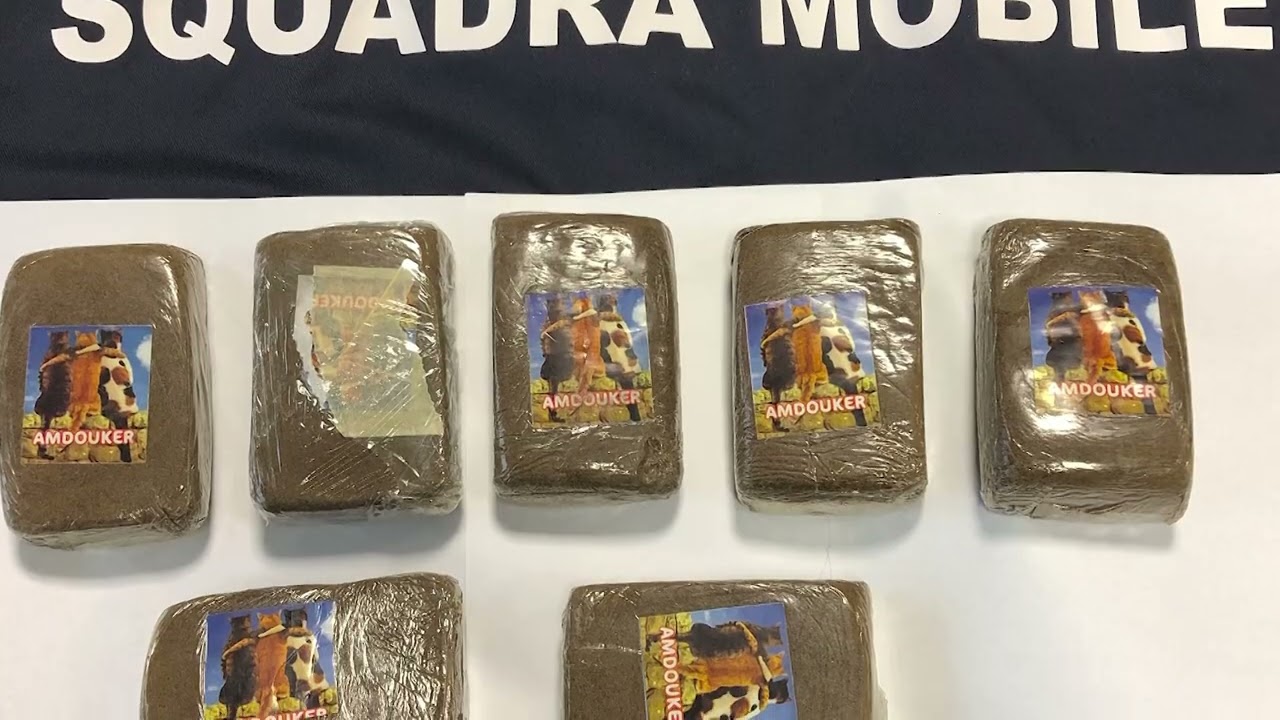 Trovato con la droga, ferisce tre poliziotti: arrestato. In manette anche altri 2 pusher