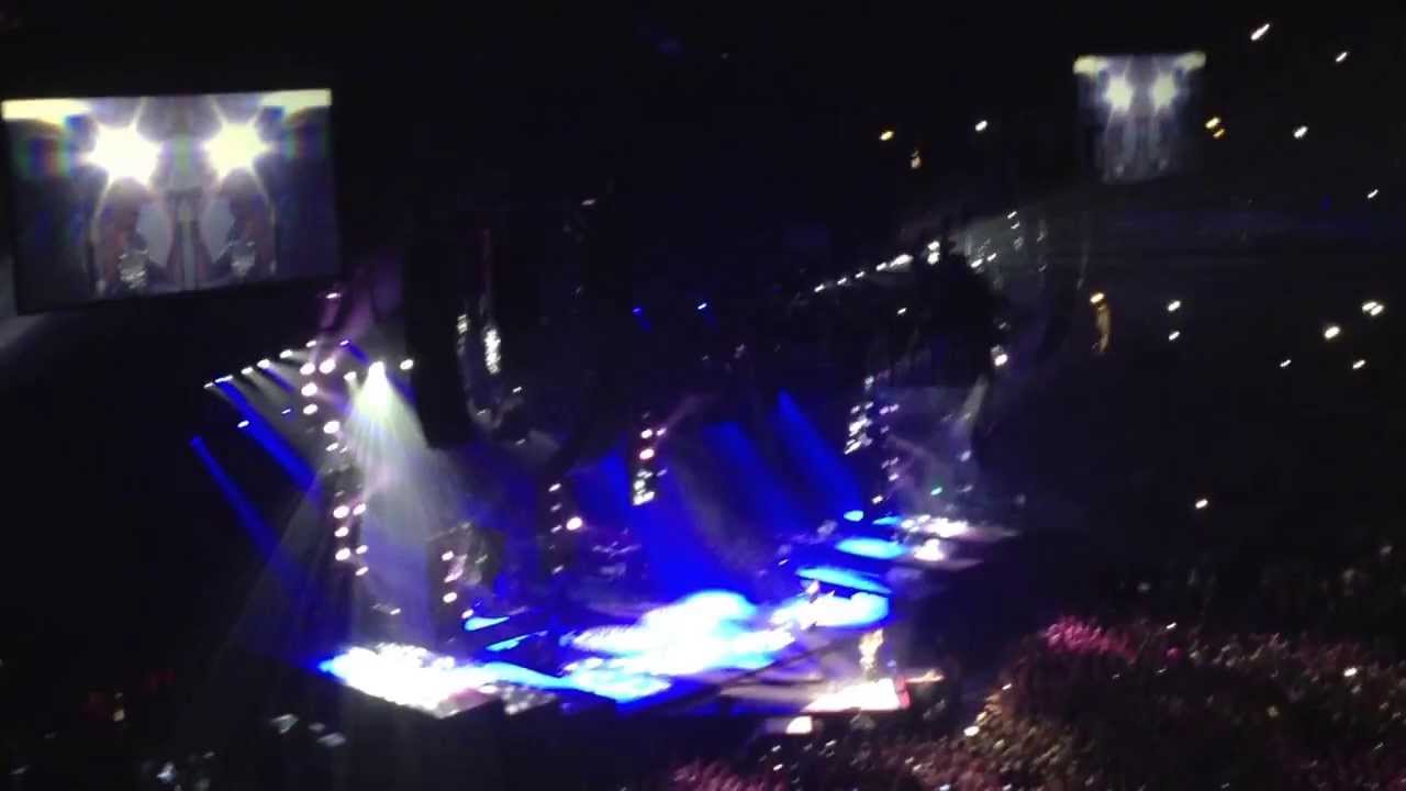 Rihanna - Diamonds - Live @ Helsinki Hartwall Arena 28.7.2013