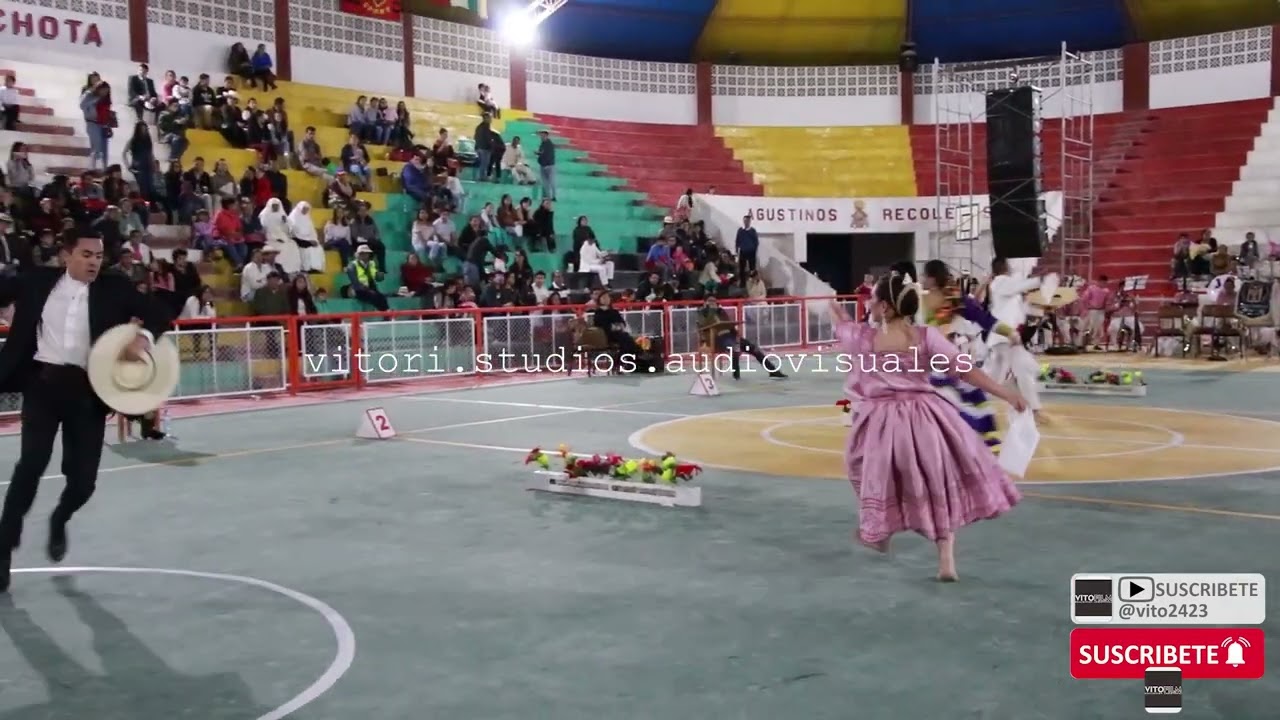 BELLA PAREJA ZAPATEA AL SON DE NUESTRO BAILE TIPICO