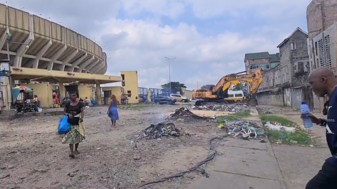 KINSHASA : DÉMOLITION AU DOS DU STADE DES MARTYRS AU RIVIÈRE BITSHAKU TSHAKU, LES RIVERAINS ABATTU 