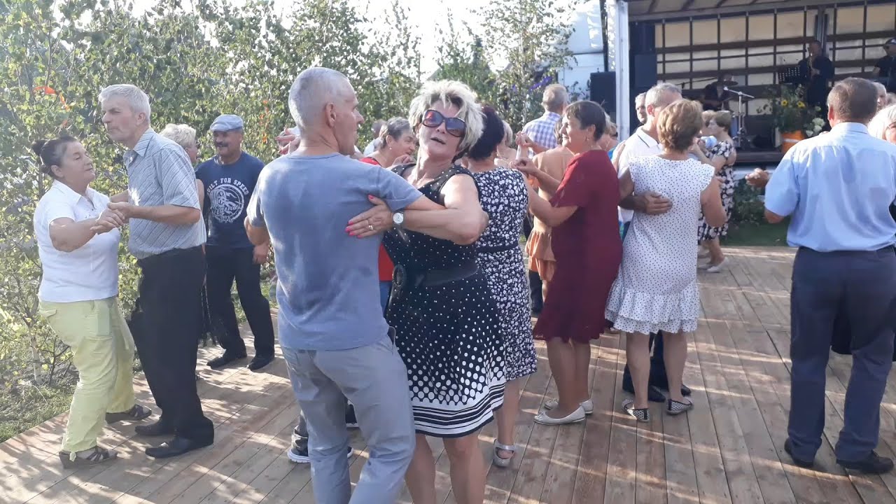 Ta para rozjaśniła i ubarwiła potańcówkę
