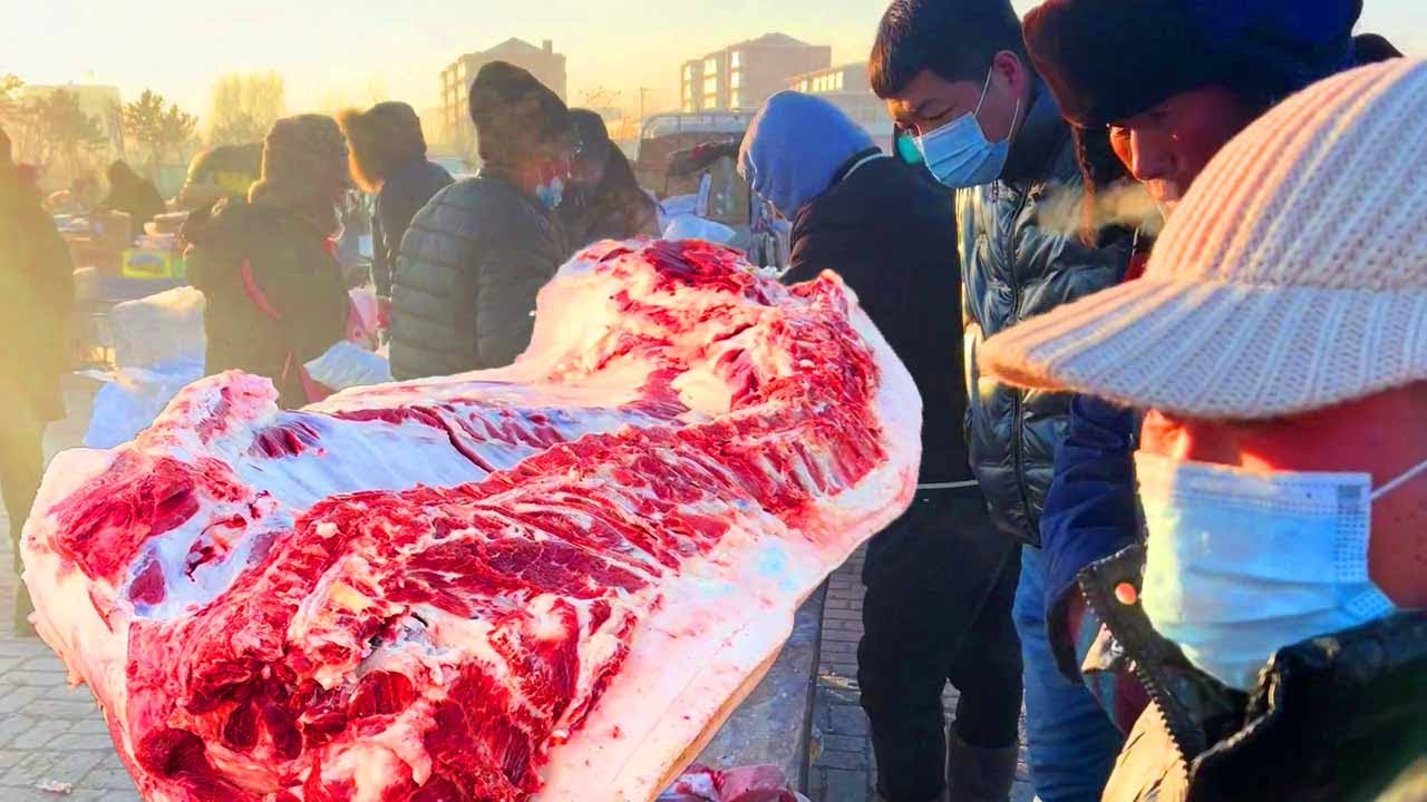 農村市集豬肉太便宜了，排骨都是一整扇的買，太火了！ 【老孟立福vlog】