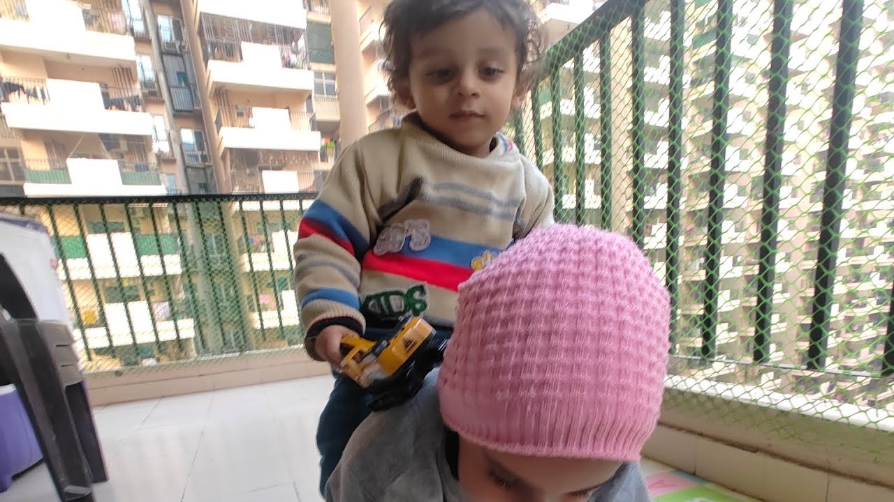 Gunnu bol raha tha, “Piku dekho T-Rex aa gaya!