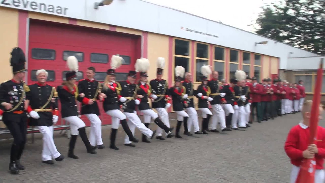officieren dansen tijdens kermis 2015