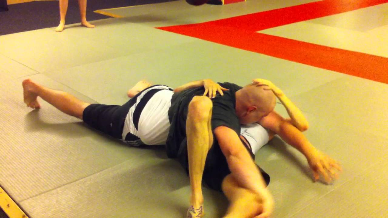 Reversed Triangle Choke - BJJ Siam Gym- Skinny Guy Fights Big(ger) Guy
