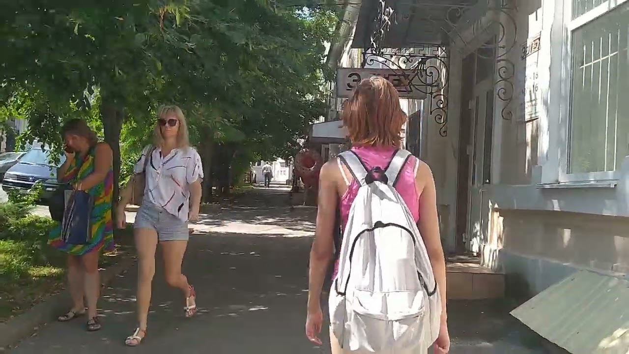 Голодные поиски кафе или столовой в Таганроге.