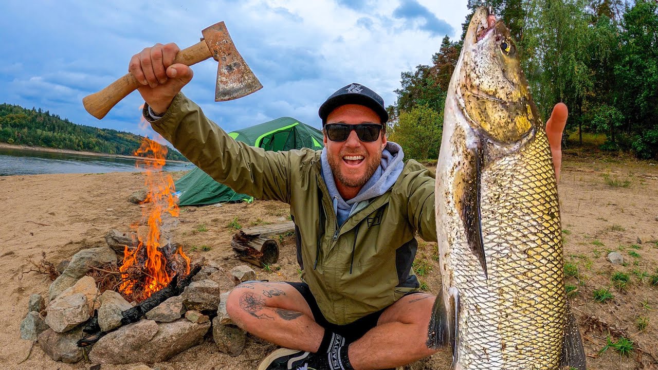 Campamento en solitario bajo la lluvia &ndash; Pesca, exploraci&oacute;n y cocina de incre&iacute;bles platillos