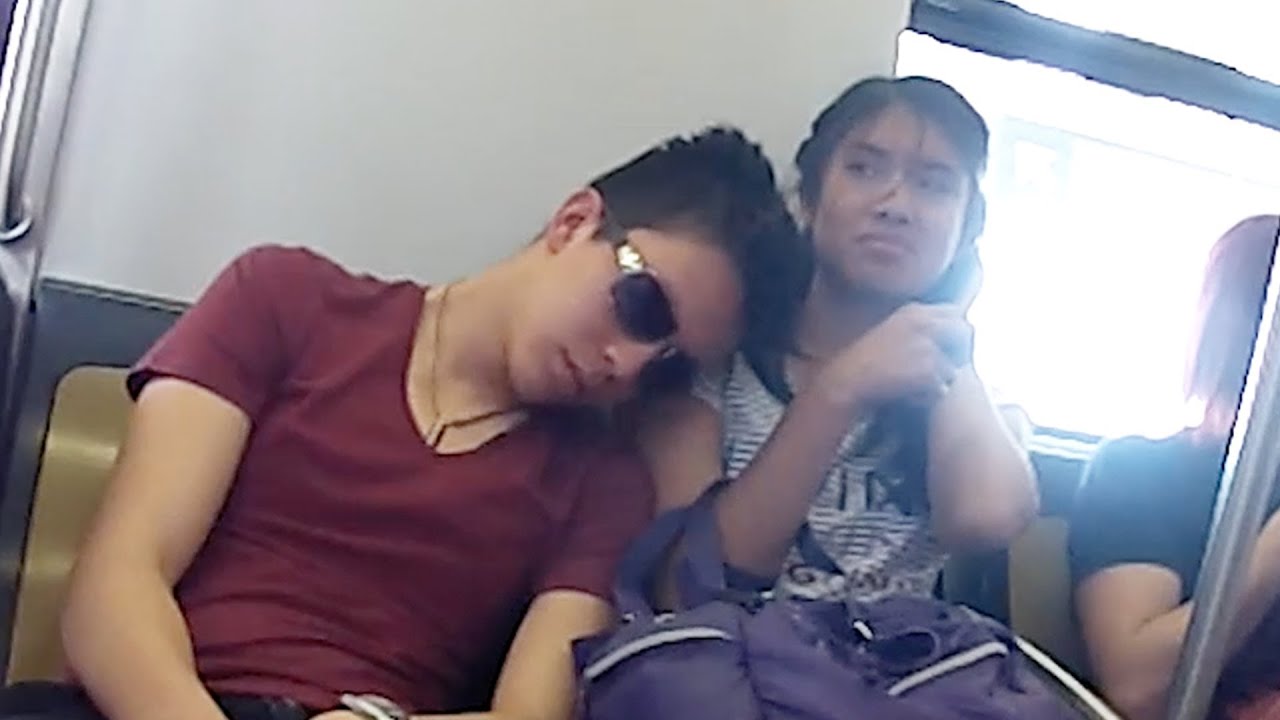 Dormidos en el Metro | Bromas en la calle | Bromas 2014 | SKabeche
