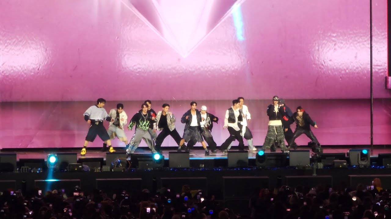 250321 세븐틴  - Eyes on you / [2025 캐럿랜드] 2층 view