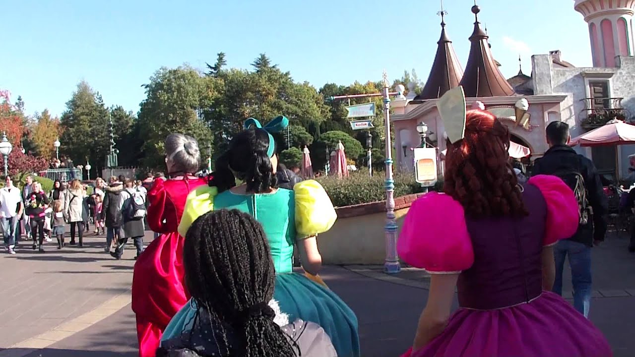 Following the Tremaine Family  [Disneyland Paris]