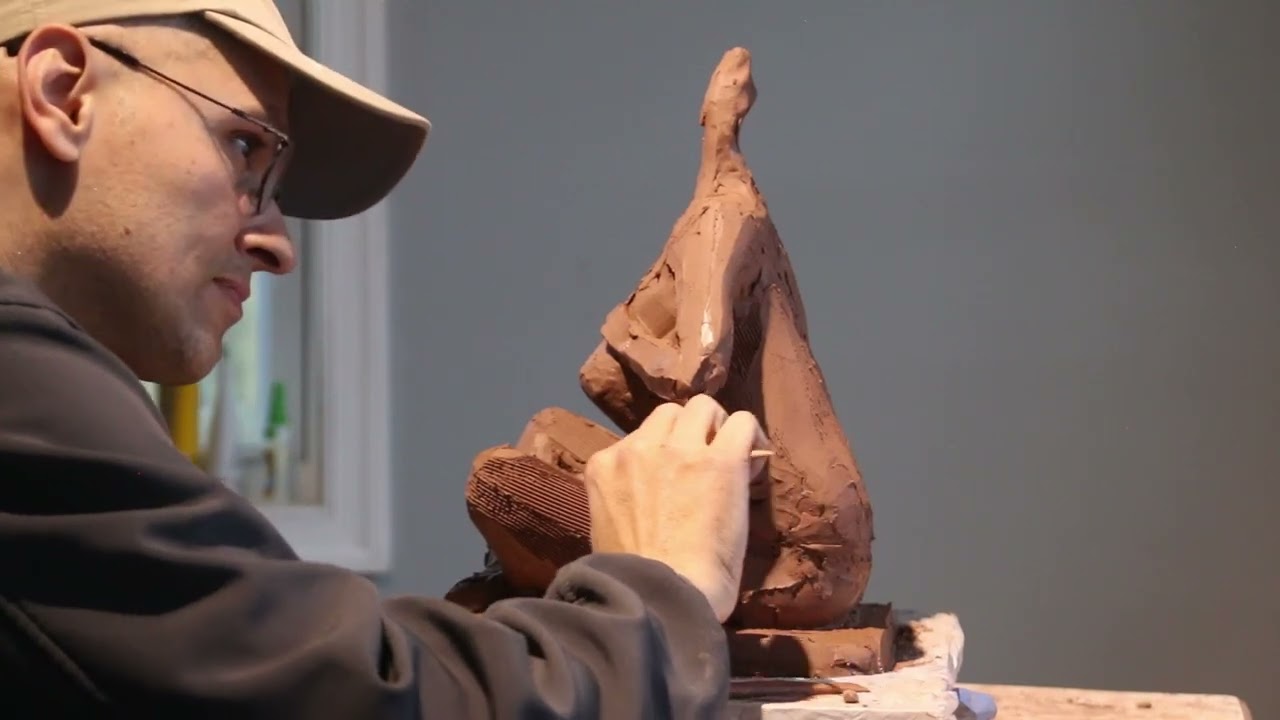 How to sculpt in water clay sculpting a woman. Doing the Gesture