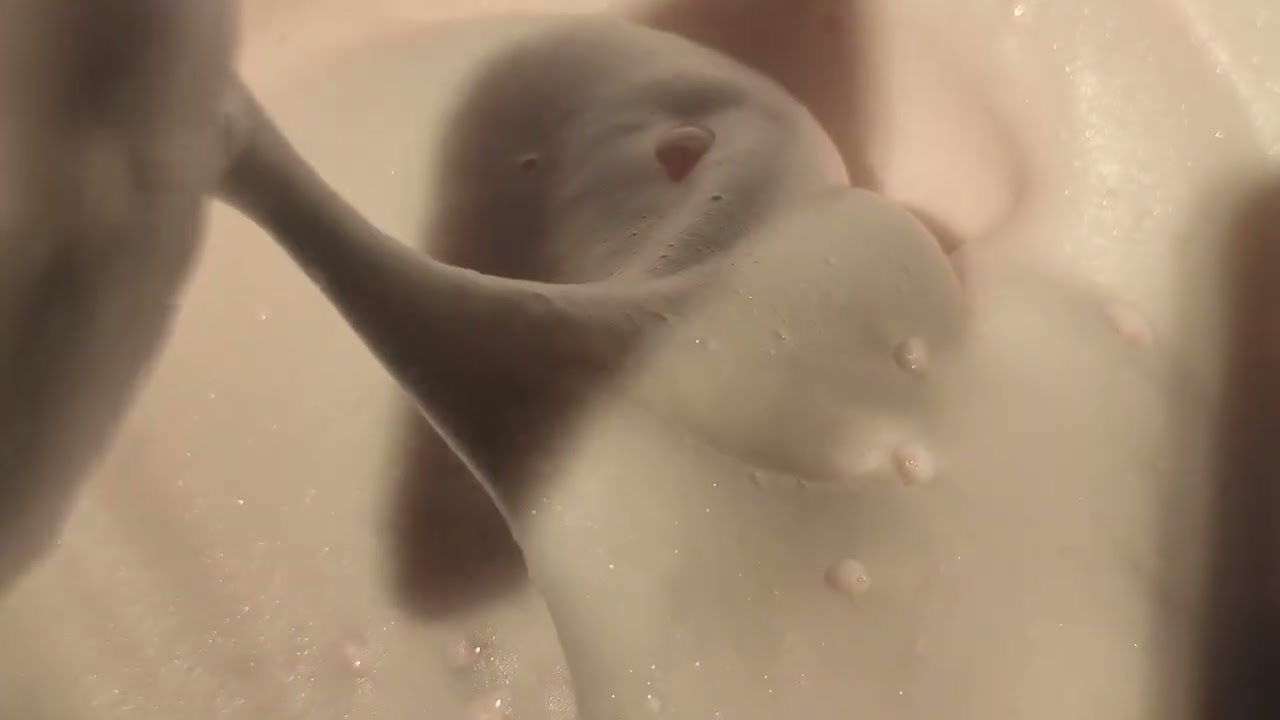 Размешивание розовой пены 