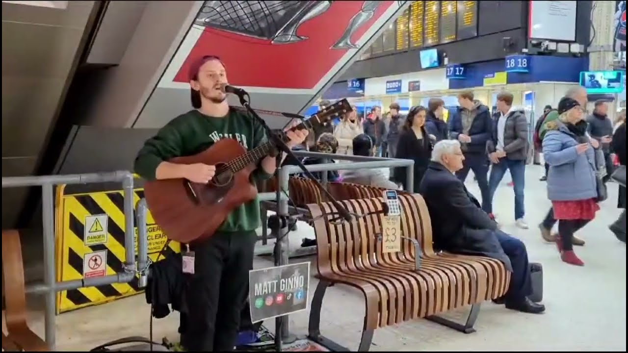 London Busker sings Fairytale Of New York - The Pogues | Matt Ginno Cover