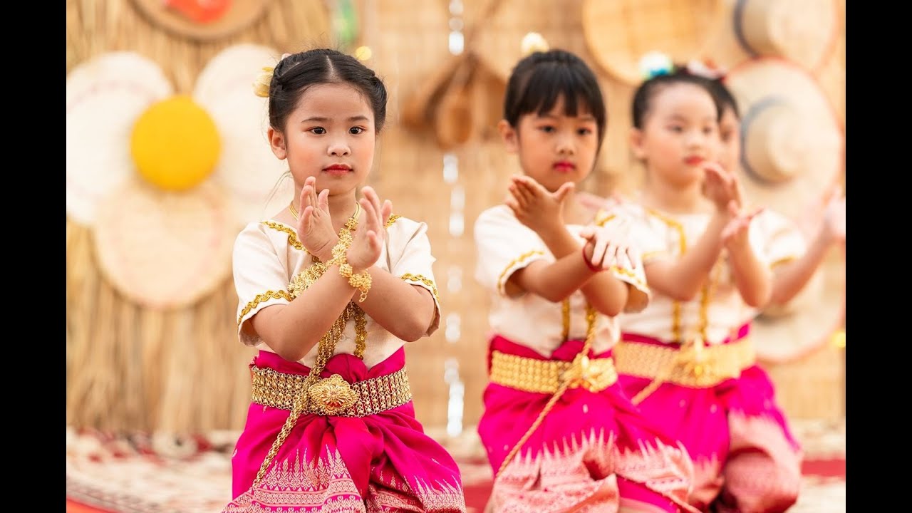 ការសម្តែង «របាំលោកិយ»​ ដោយសិស្សថ្នាក់ទី ១ខ