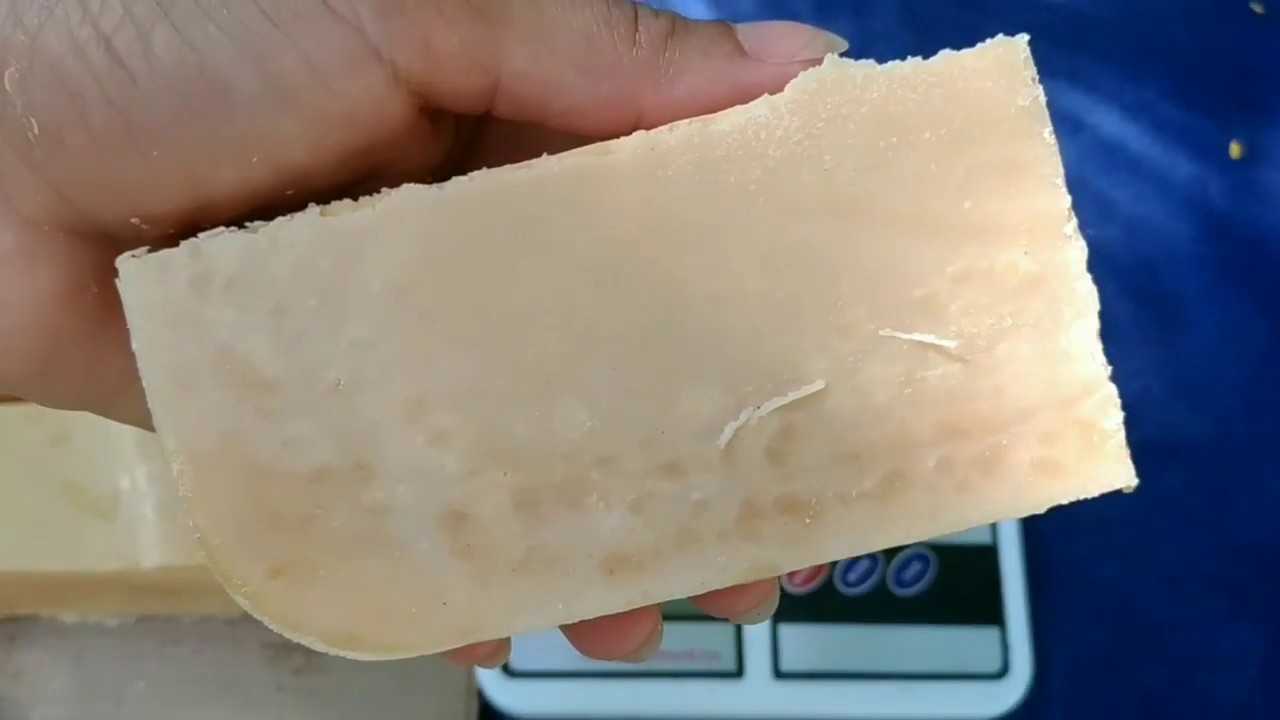 Sabão em barra de leite com apenas 3 ingredientes rende muito