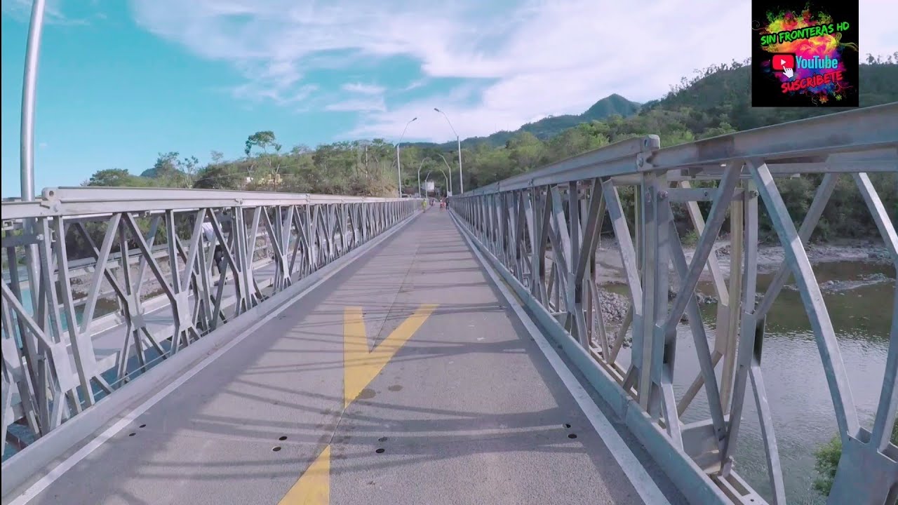 Cruzando por primera vez el nuevo Puente del Río Torola(María Chichilco)