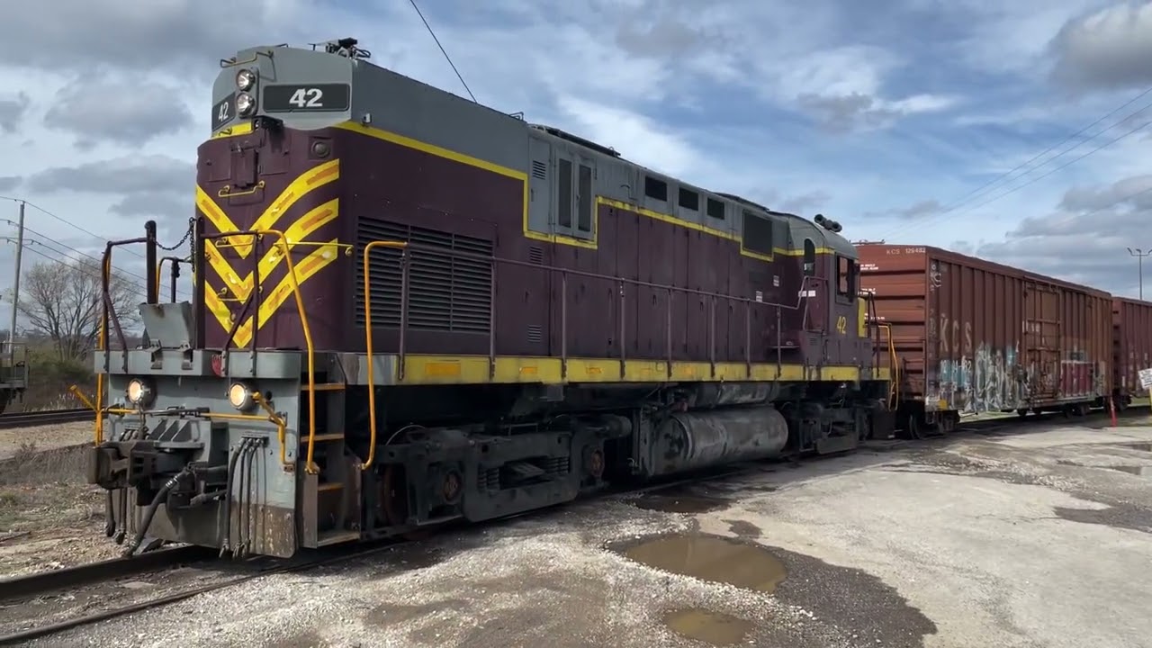 Arkansas and Missouri no.42 ALCO C420 switching. With 3 SD70ACe’s coming by for a pick up.