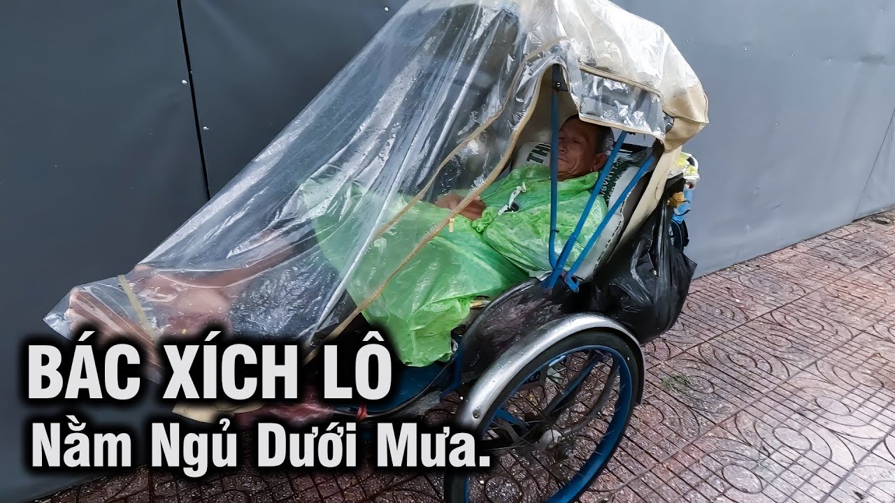 Bắt gặp Bác lớn tuổi nằm ngủ dưới mưa cùng chiếc Xích Lô đã cũ