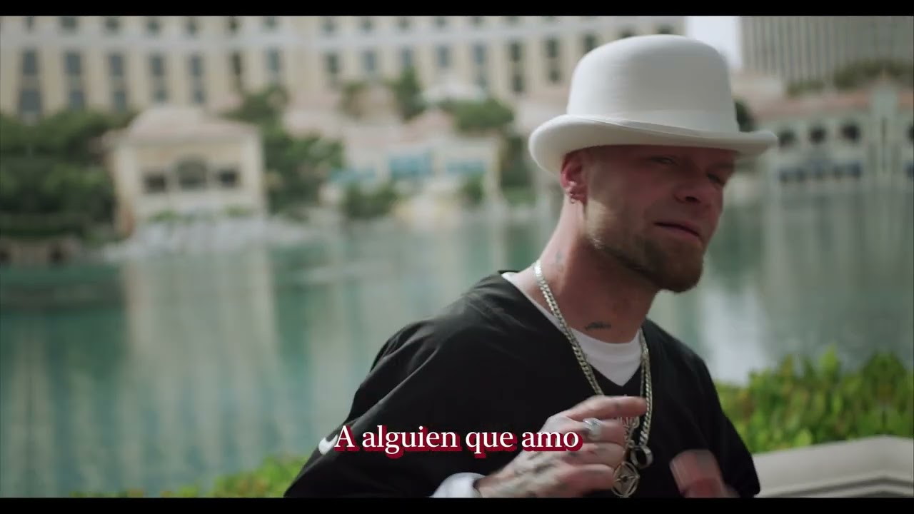 [Subtitulado En Espa&ntilde;ol] Five Finger Death Punch - A Little Bit Off (Video Oficial)