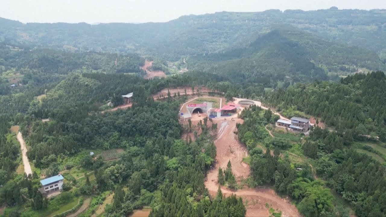 First tunnel of Chongqing-Wanzhou High-Speed Railway holed through