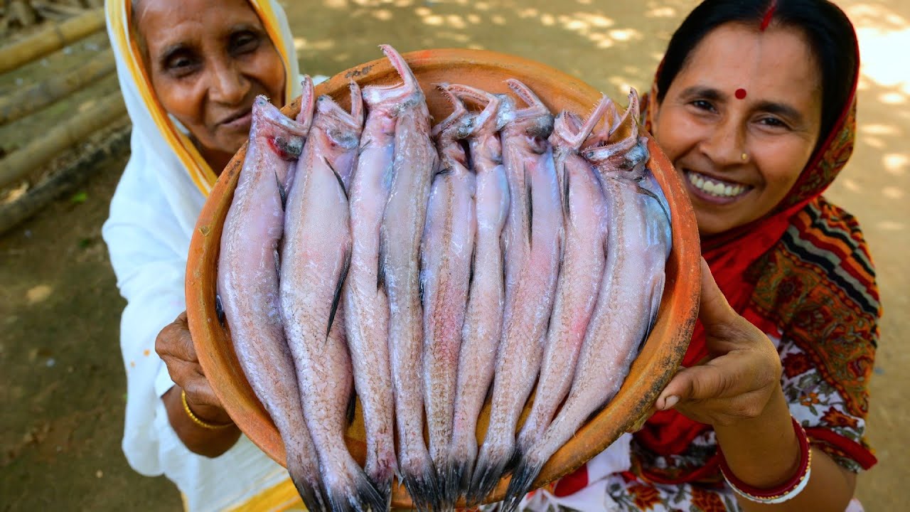 Bengali style LOTE FISH curry recipe | Lote fish cleaning and cooking process in village style