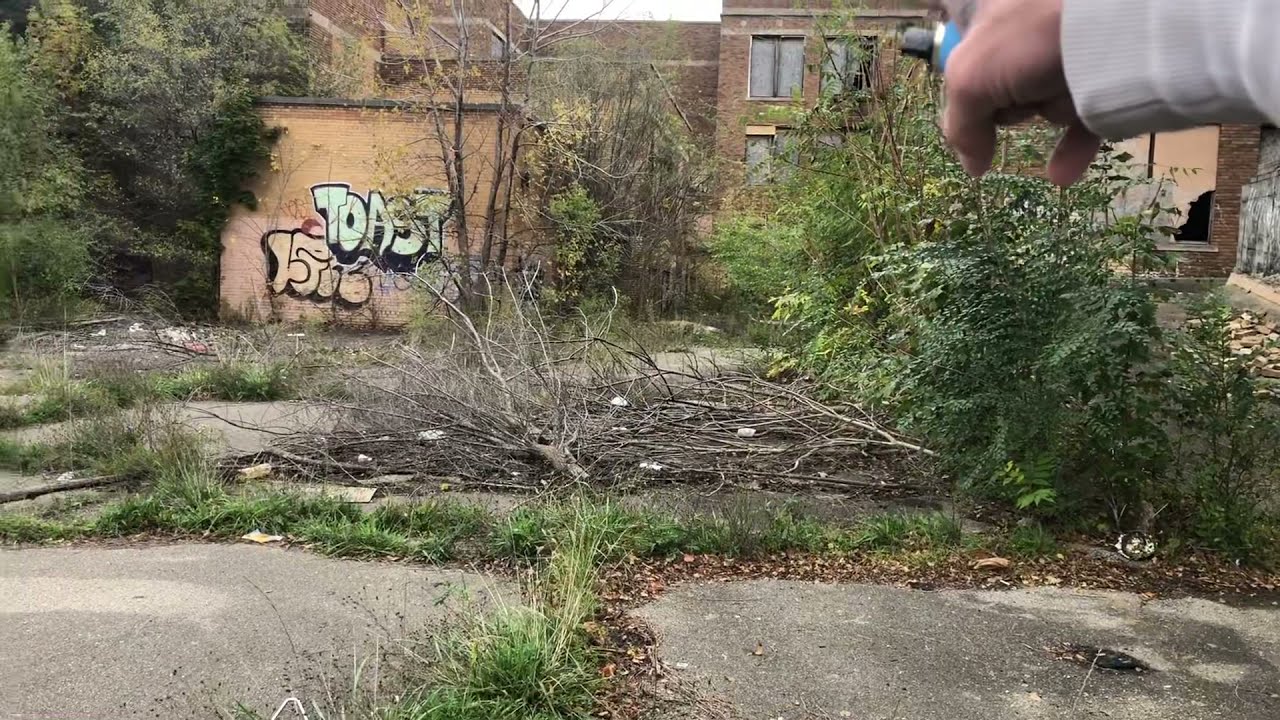 Exploring an Abandoned high school in Flint Michigan!￼