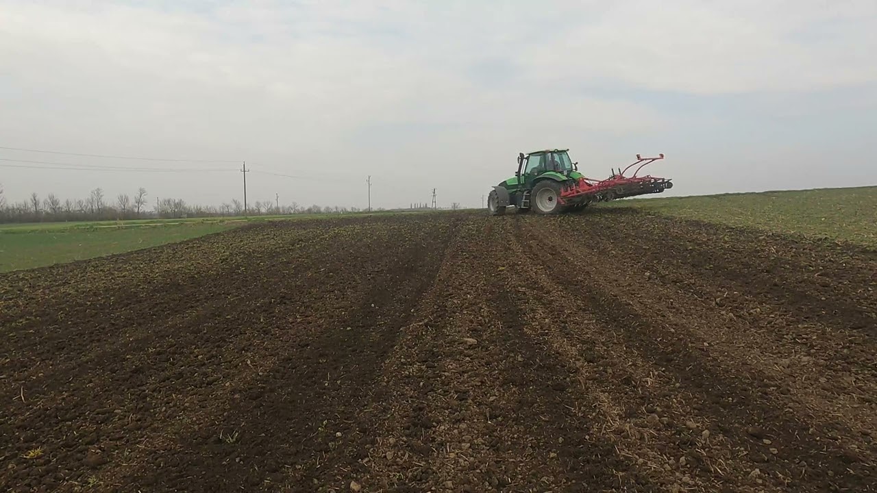 Deutz Agrotron 130 mit Agro-Factory Federzinkenkultivator