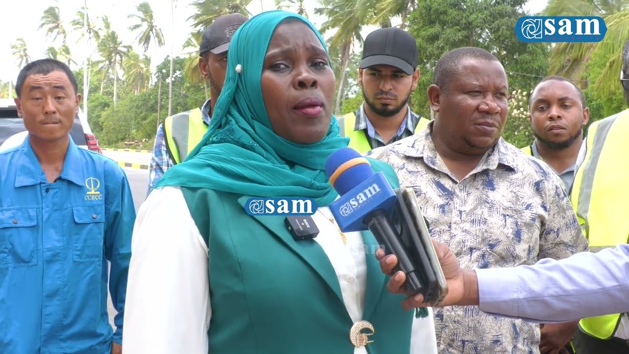ZANROADS YAWATAKA WAKANDARASI KUIMARISHA UWEKAJI NGUZO BARABARA YA KITOGANI–PAJE