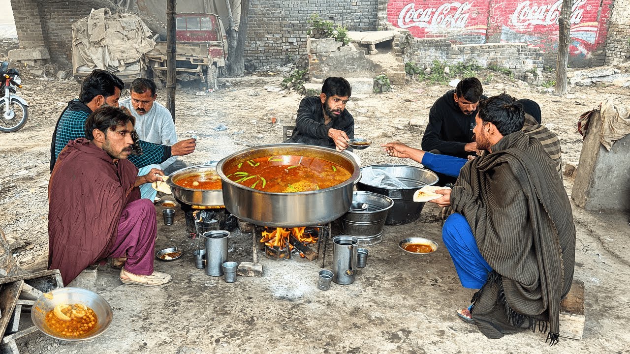 DISCOVER PAKISTAN’S OLDEST WINTER BREAKFAST 🤤 50 YEARS | ONLY RS 70 STREET FOOD