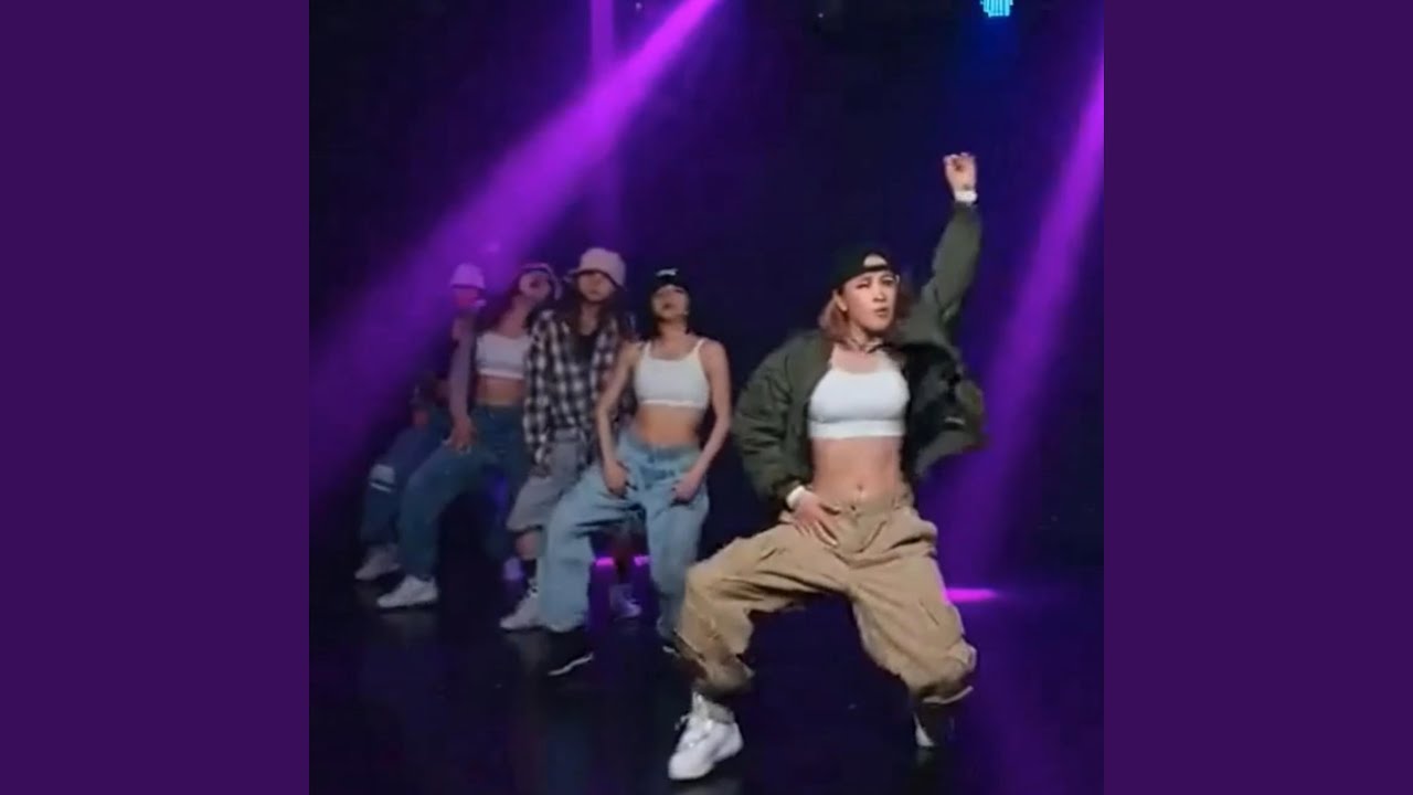 Mint egy őrült, táncol