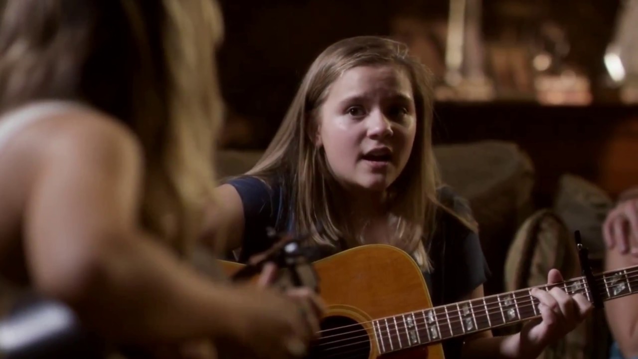 Lennon and Maisy Stella (Maddie and Daphne) Sing 