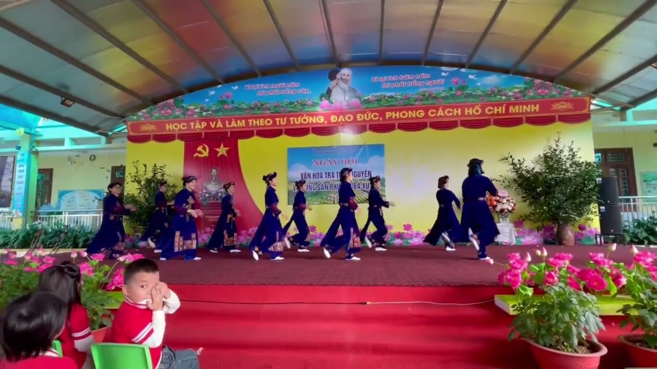 Tiết mục nhảy “Hương rừng Tây Bắc” - tập thể gv trường mầm non Lương Châu