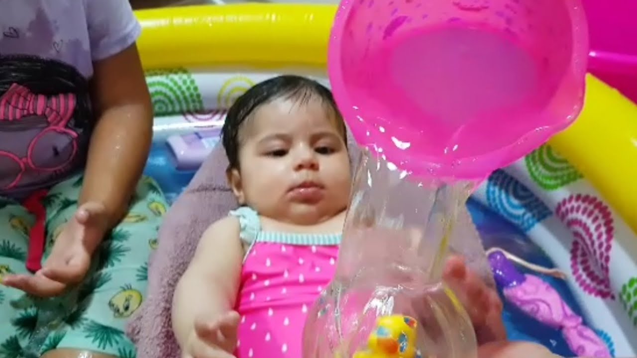 YAPRAK Bebek niloya ve oyuncaklarıyla banyo yapıyor eğlence tv-fun kids video