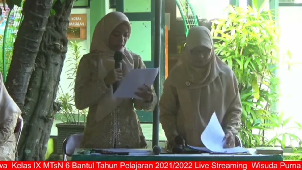PEMBACAAN SUSUNAN ACARA OLEH MC DI ACARA WISUDA PURNASISWA