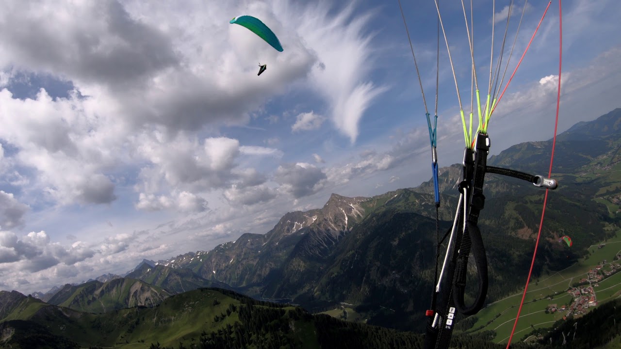 Gleitschirmfliegen am Neunerköpfle (Tannheimer Tal in Österreich) 4k