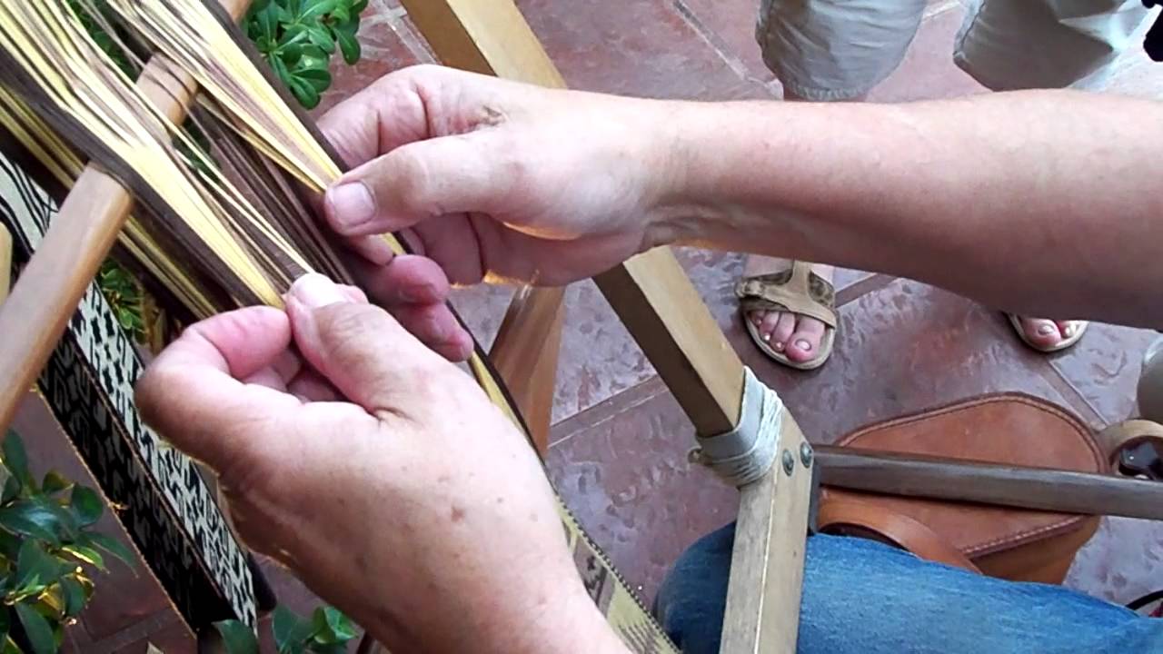 Jorge Marí trabajando en telar aborigen
