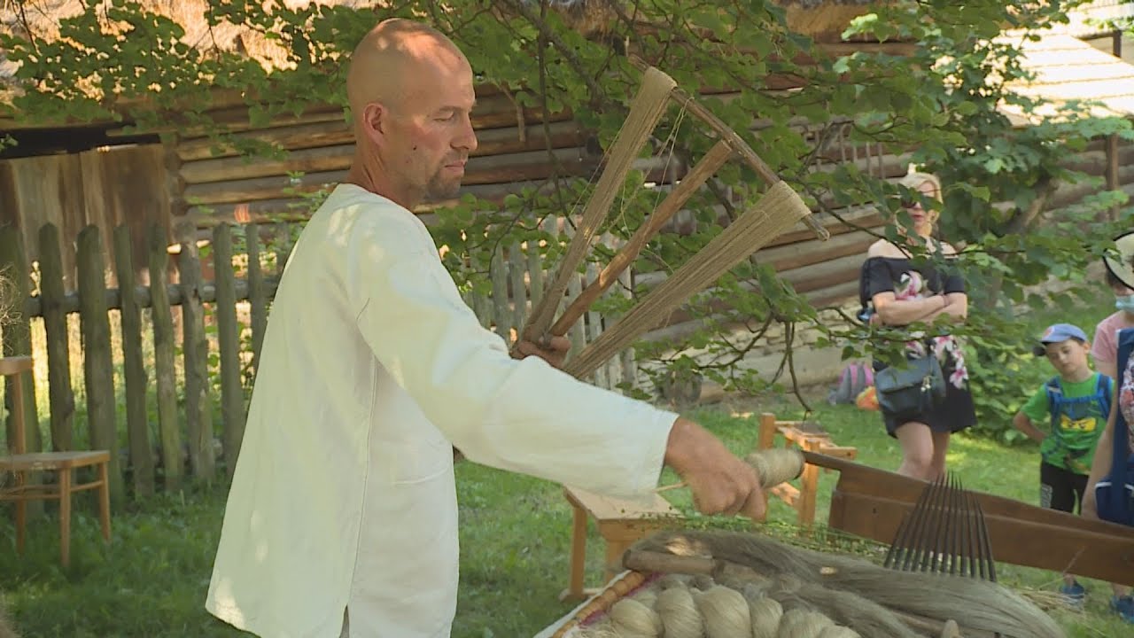 Marek Rusiňák z Oľšavice vrátil na Slovensko ľan na pradenie, dôležitú súčasť života našich predkov