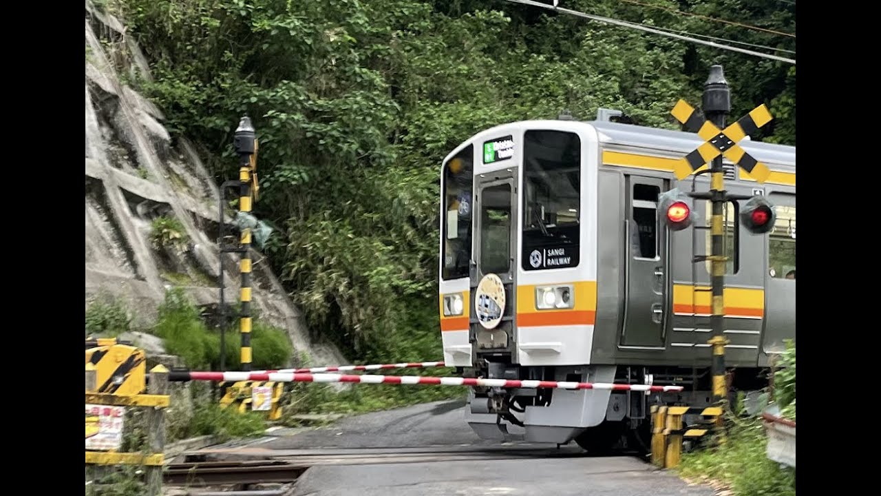 【踏切風景】三岐鉄道 三岐線　三岐鉄道５０００形３編成（元ＪＲ東海２１１系） ４０レ 山城６号踏切（「山城←保々」間の踏切）　2025年5月18日撮影