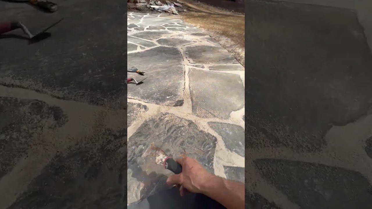 Patio de piedra tip como rellenar los lloin boquillas y dejar asta otro dia 