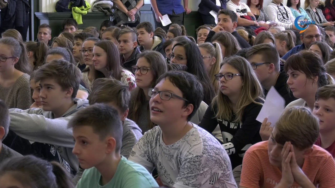 K&ouml;z&ouml;s szaval&aacute;s a magyar nyelv napj&aacute;n