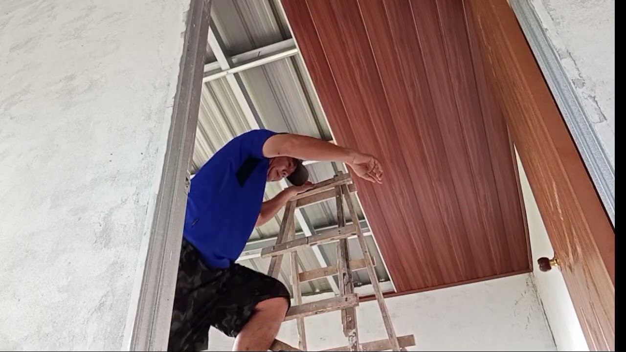 Memotong dan memasang siling PVC 