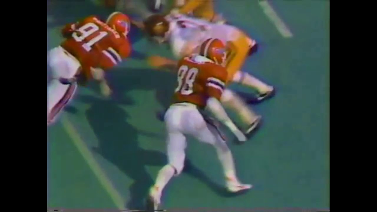 1982 USC Trojans @ Florida Gators - Bruce Matthews collides with Wilber Marshall