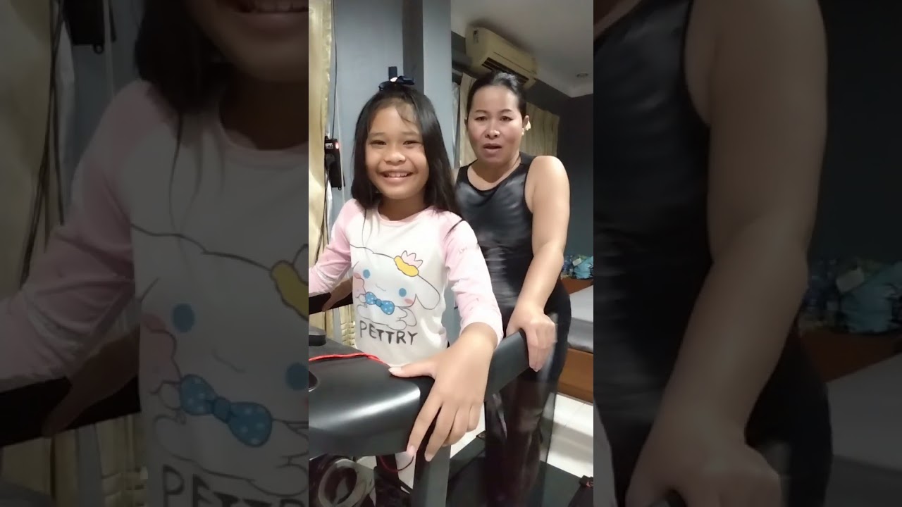 ออกกำลังกายวันนี้สาวน้อยก็มา2 คนแม่ลูกออกกำลังกายเม้าท์มอยกันไป