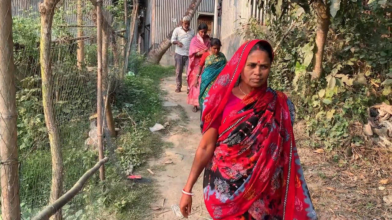 গ্রামের সবাই মিলে নিমন্ত্রন খেতে যাওয়ার আনন্দ আলাদা