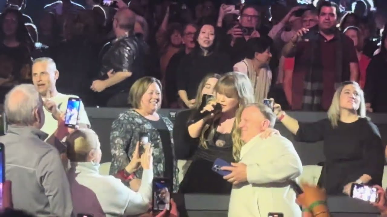 Kelly Clarkson : Breakaway (in the crowd) : Live in Vegas : 2/9/2024