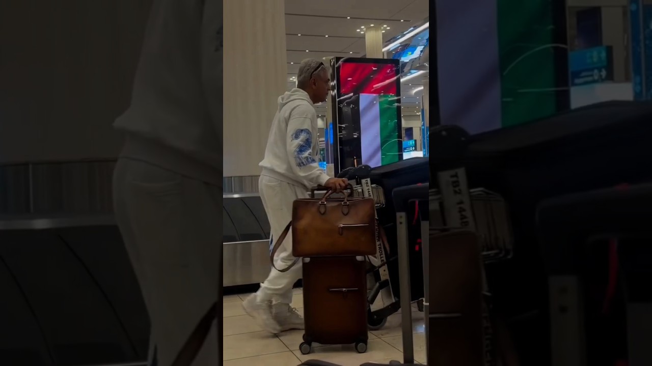 Ajith Kumar spotted at Dubai International Airport ✈️ Viral video 🔥#Ajith #AjithKumar #Ak #thala