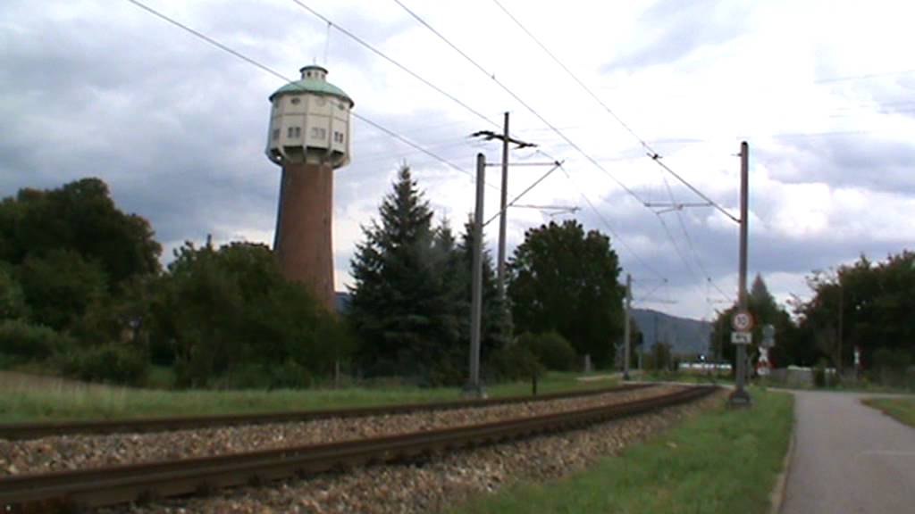 Eine RNV Variobahn (RNV6) in Edingen am Wasserturm